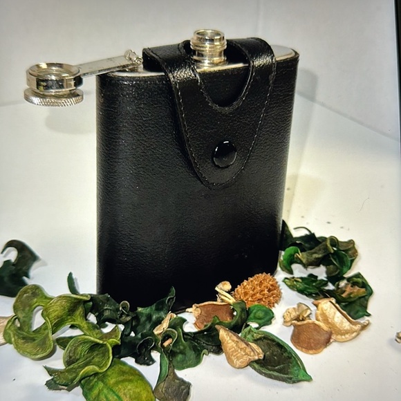 WHISKEY FLASK - Picture 3 of 9